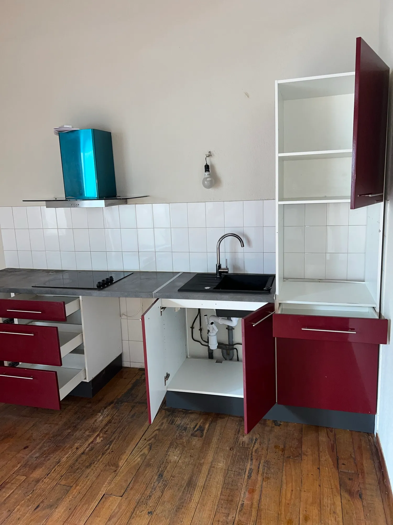 Cuisine entièrement dégraissée, meubles vidés et nettoyés intérieur comme extérieur. — Éclat du Sud, Coursan.