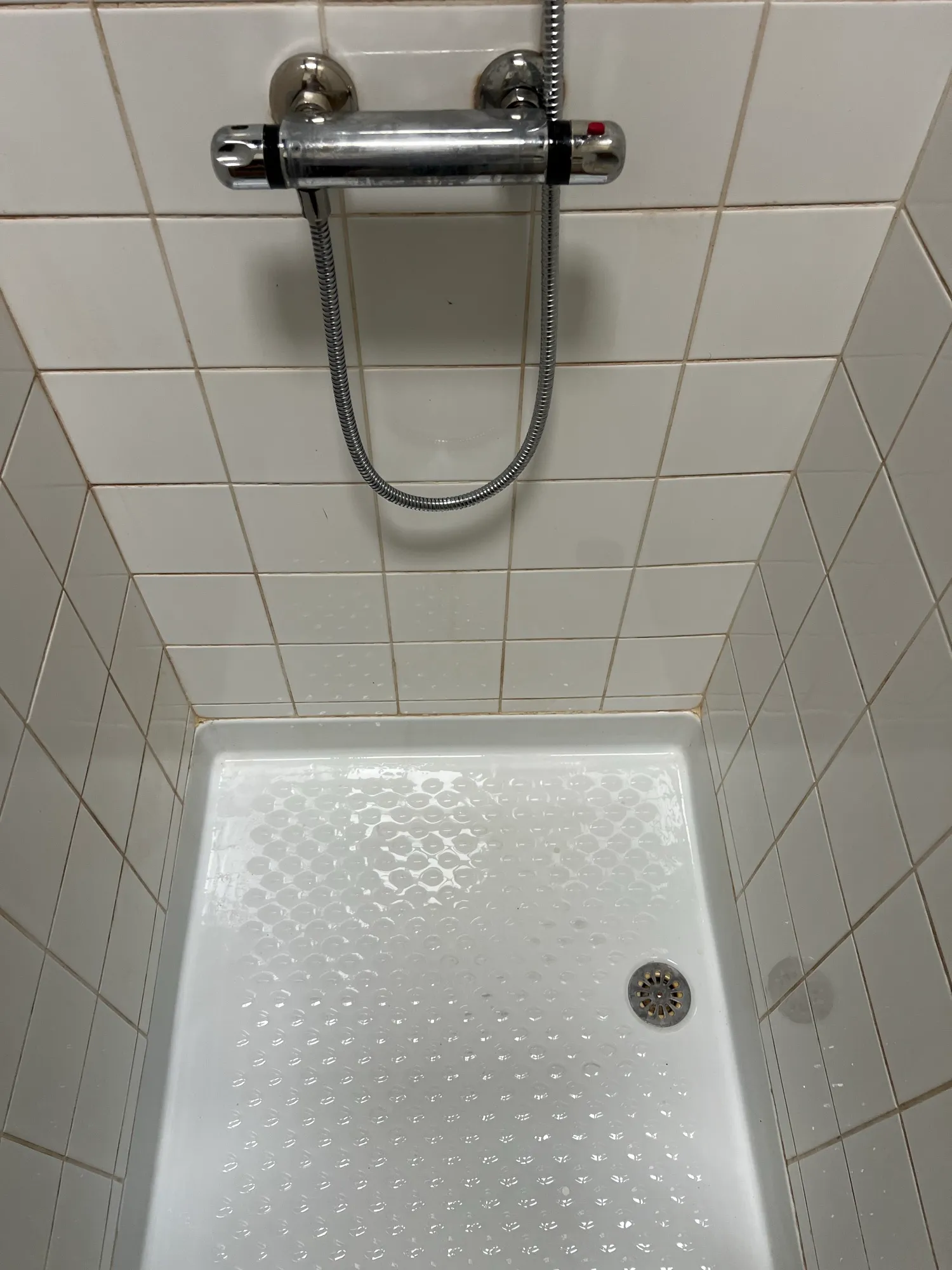 Après nettoyage — Bac de douche entartré et encrassé — détartrage complet, joints compris. Éclat du Sud, Coursan.