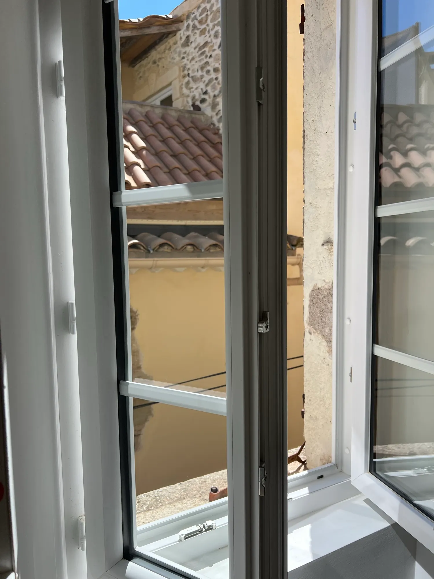Menuiseries et vitrages nettoyés à cœur. — Éclat du Sud, Alignan-du-Vent.