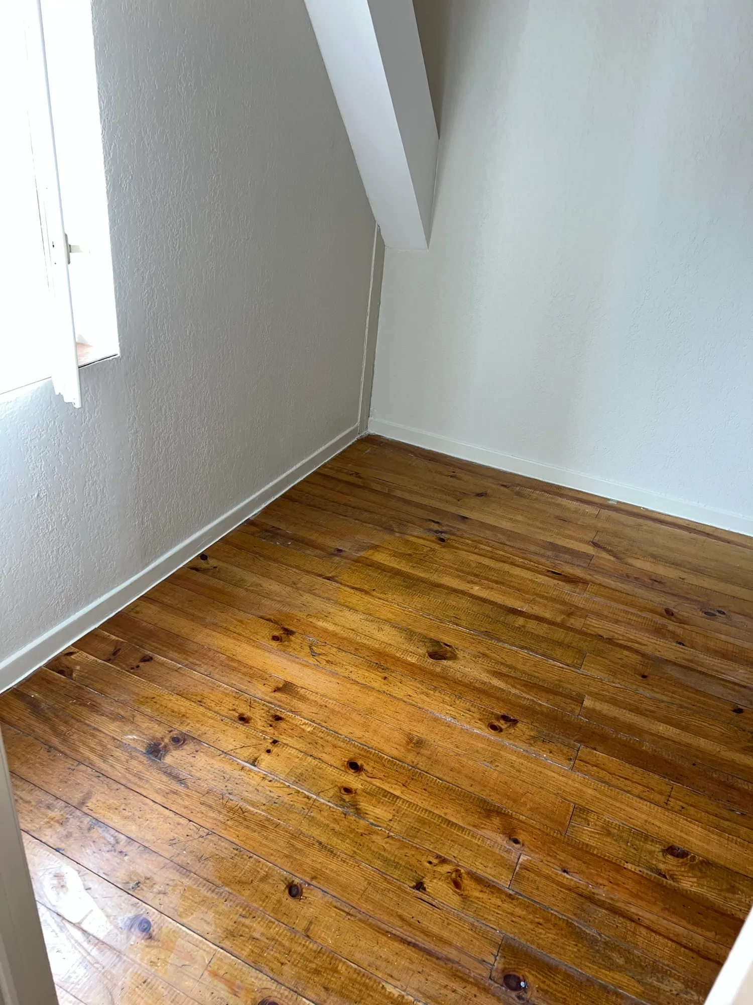 Parquet ancien, Coursan — chantier de nettoyage réalisé par Éclat du Sud.