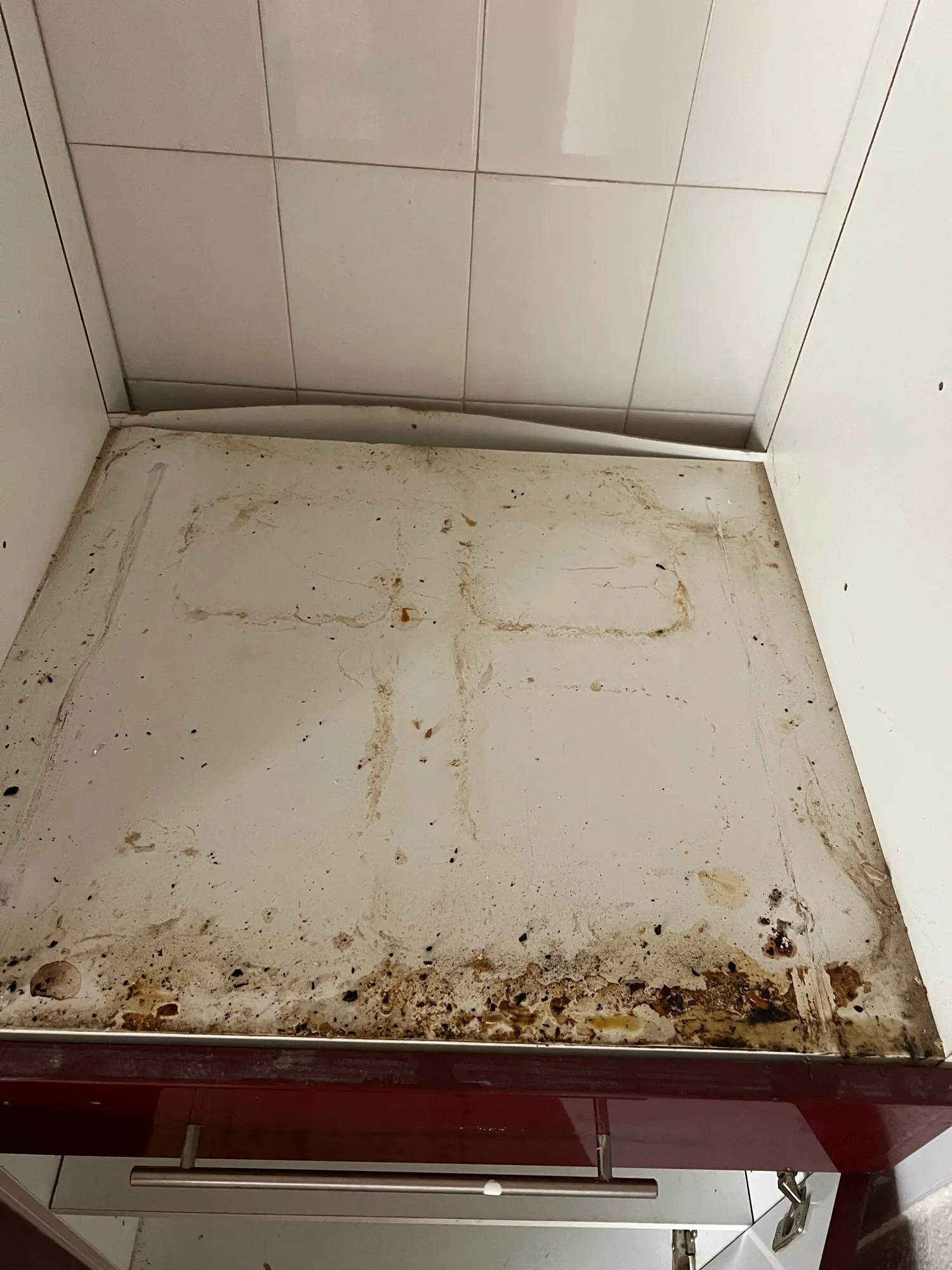 Avant nettoyage — Plan de travail incrusté de graisse — dégraissage et remise à blanc. Éclat du Sud, Coursan.