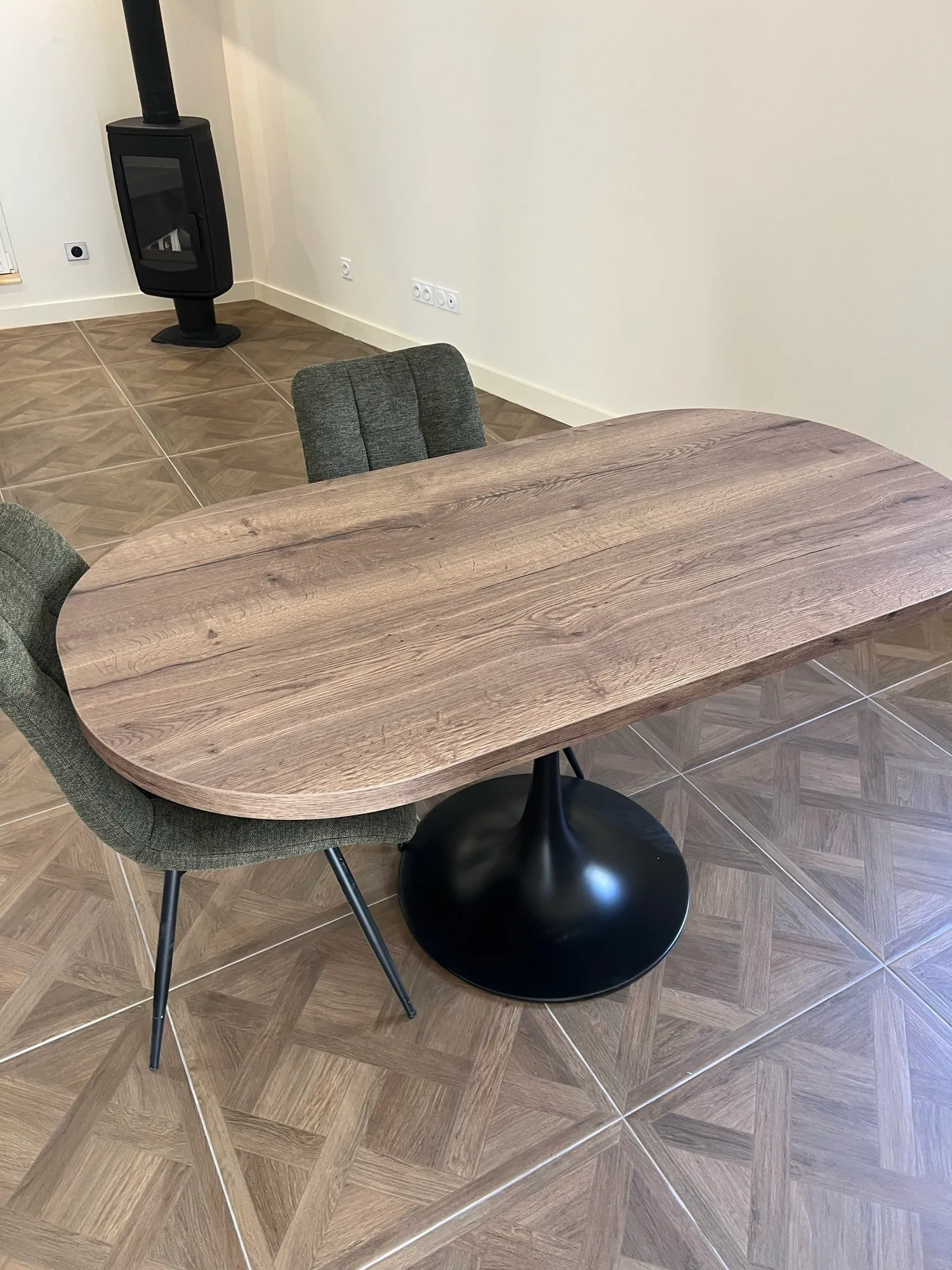 Séjour prêt à recevoir — sols lavés, mobilier essuyé. — Éclat du Sud, Alignan-du-Vent.
