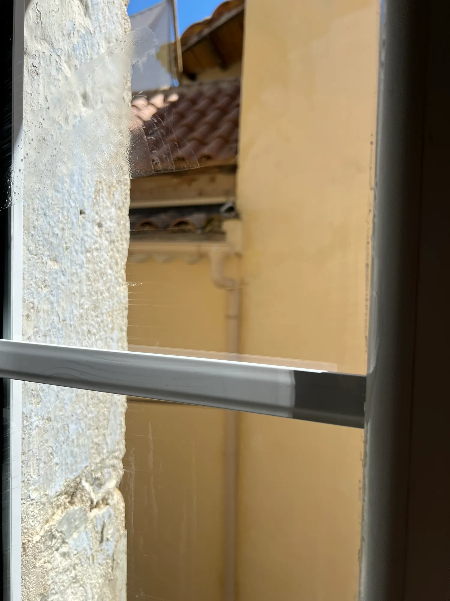 Après nettoyage — Traces de calcaire et résidus de chantier sur les vitrages — traitement anti-calcaire et finition sans trace. Éclat du Sud, Alignan-du-Vent.