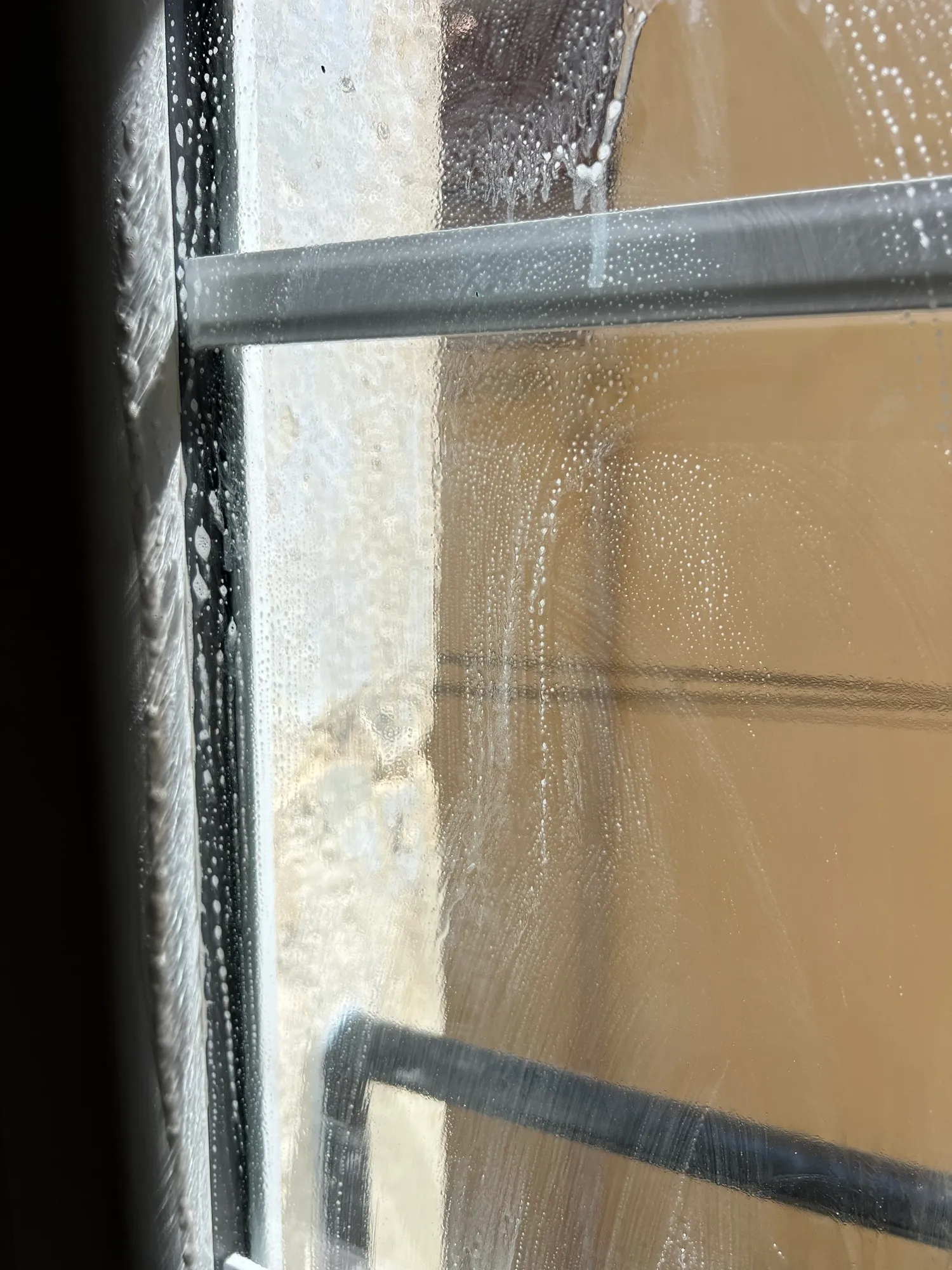 Avant nettoyage — Traces de calcaire et résidus de chantier sur les vitrages — traitement anti-calcaire et finition sans trace. Éclat du Sud, Alignan-du-Vent.