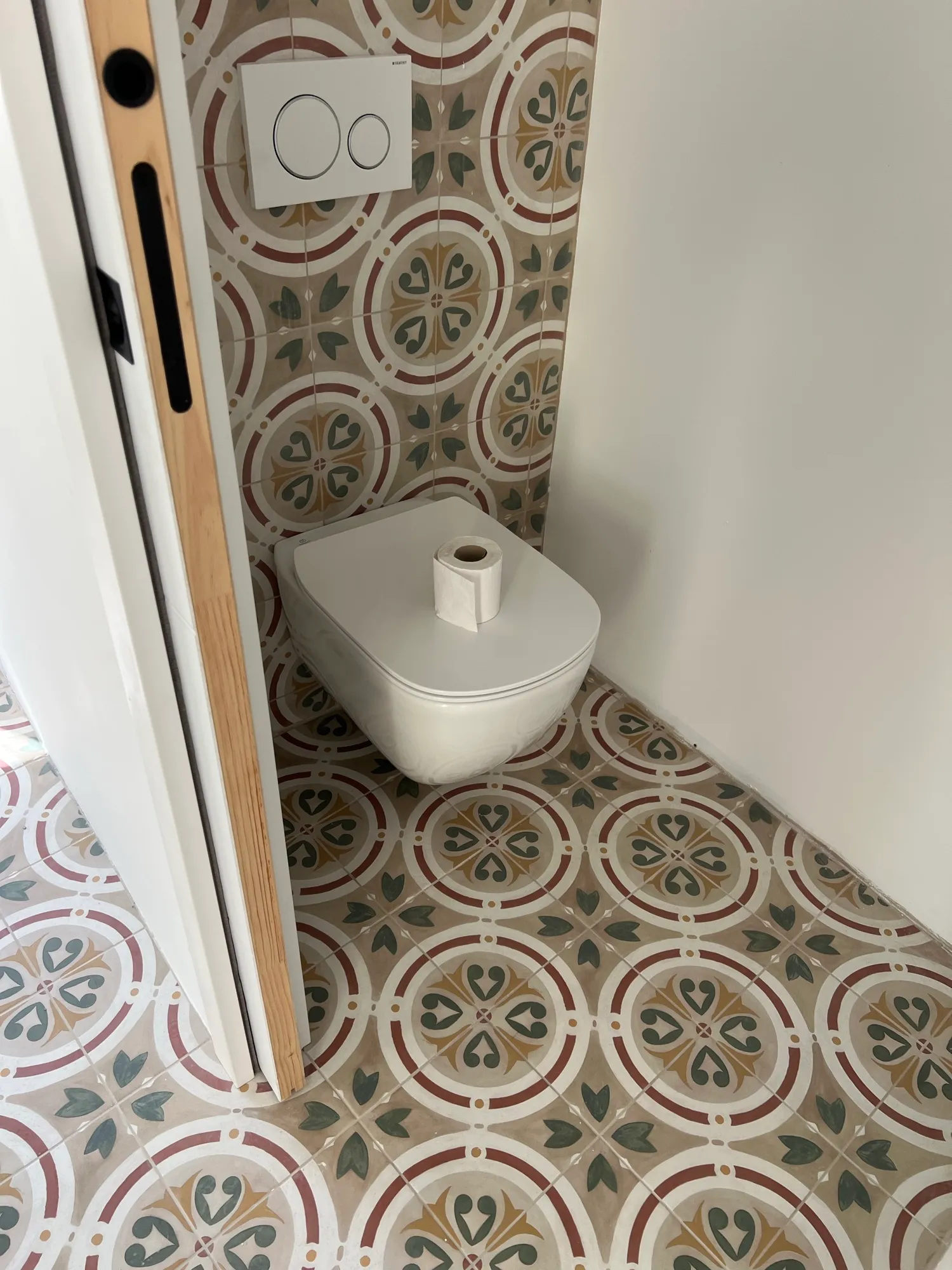 Carreaux de ciment détachés et protégés, sanitaires désinfectés. — Éclat du Sud, Alignan-du-Vent.